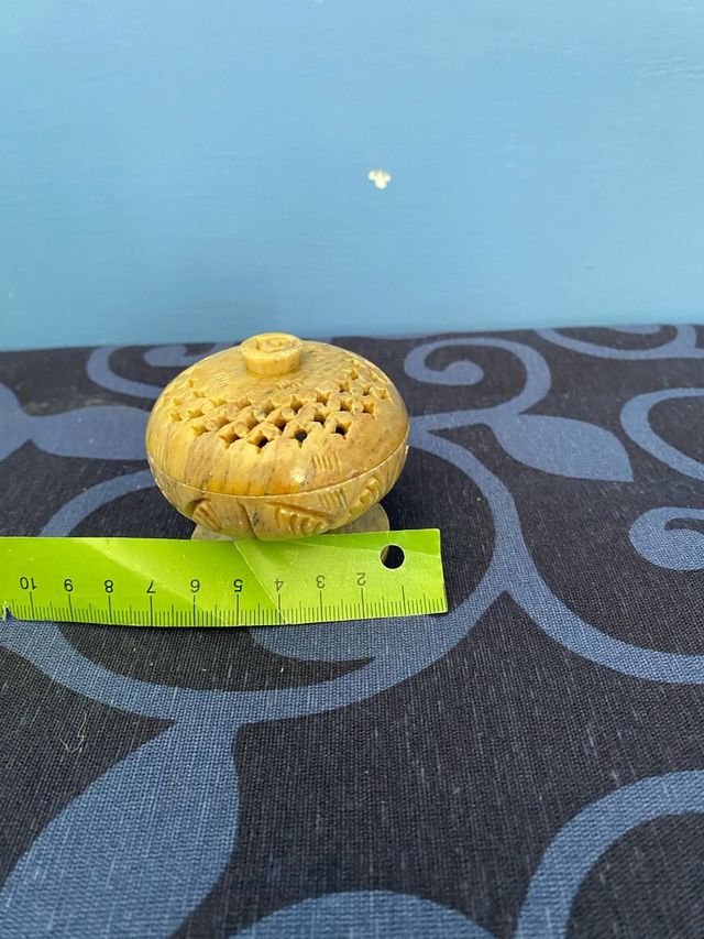 Porta profumi in marmo scolpito