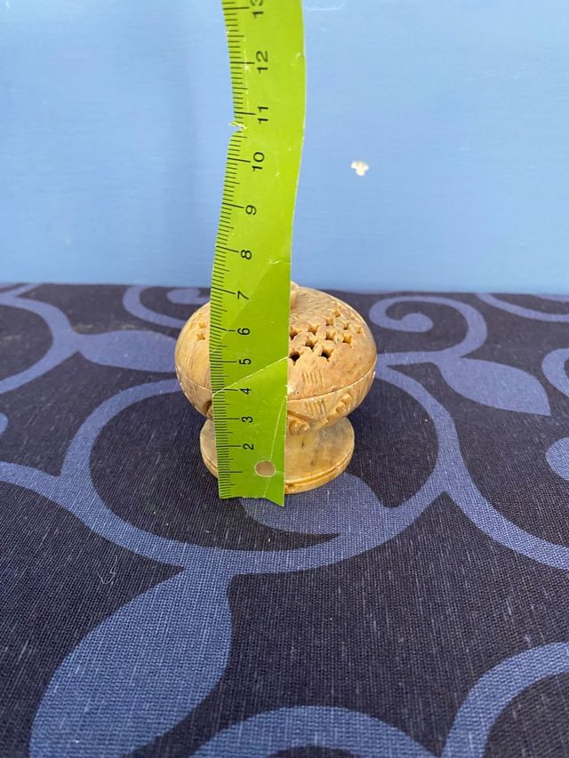 Porta profumi in marmo scolpito