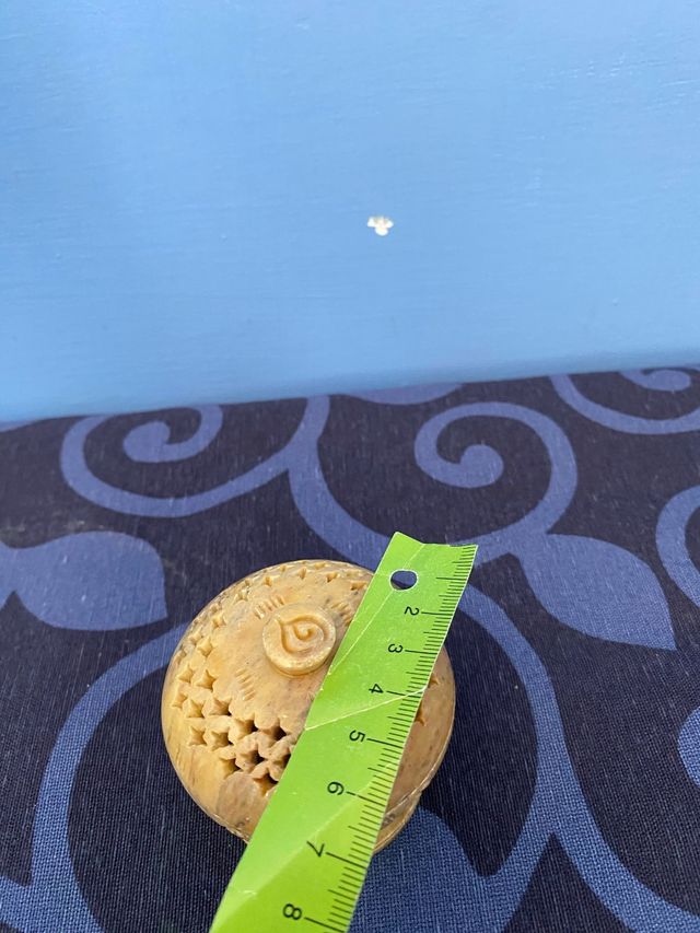 Porta profumi in marmo scolpito