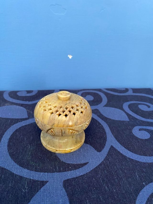 Porta profumi in marmo scolpito