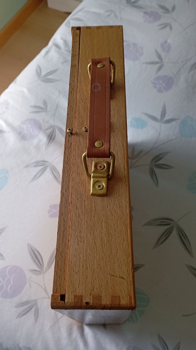 Caja maletín para pinturas.