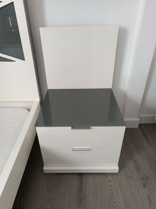 Cama blanca con mesilla