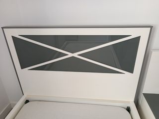 Cama blanca con mesilla