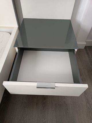 Cama blanca con mesilla