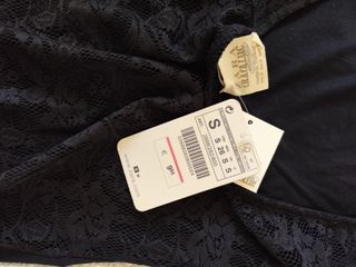 Camiseta negra hincaje por detrás de Zara talla S