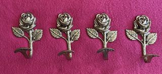 Antiguos colgadores de bronce, con forma  de rosa.