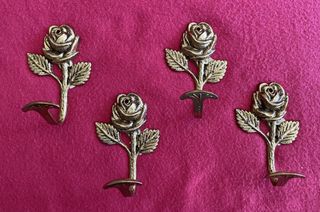 Antiguos colgadores de bronce, con forma  de rosa.