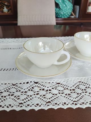 Juego de tazas con filete dorado