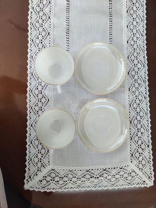Juego de tazas con filete dorado
