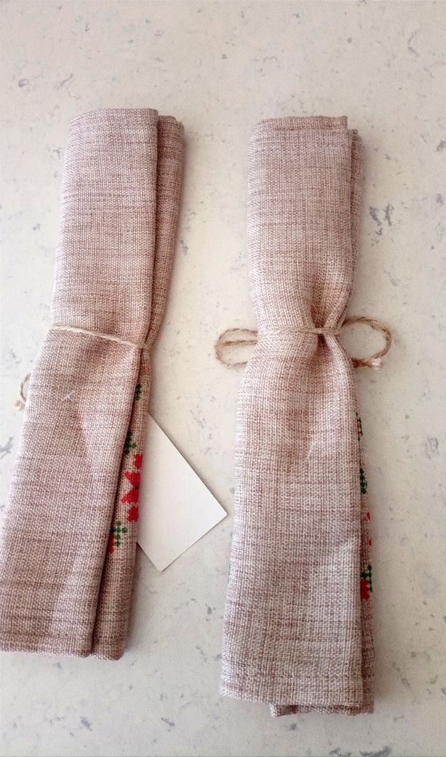 4 tovaglioli, in ogni confezione ci sono due tovaglioli.