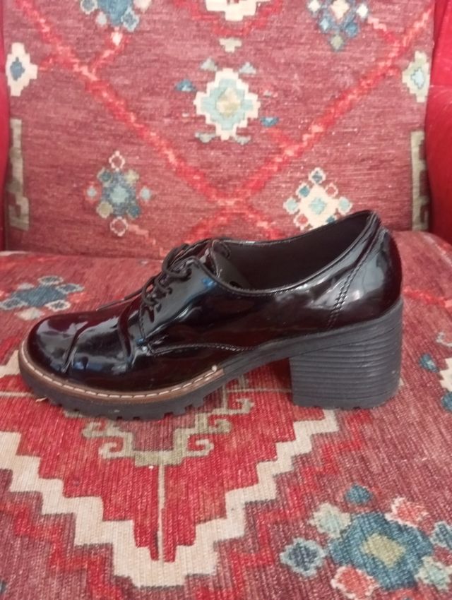 Zapatos negros de charol con tacó SIN MARCAn