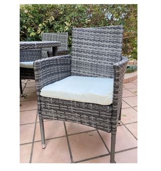 Mesa con 4 butacas para exterioren ratan gris