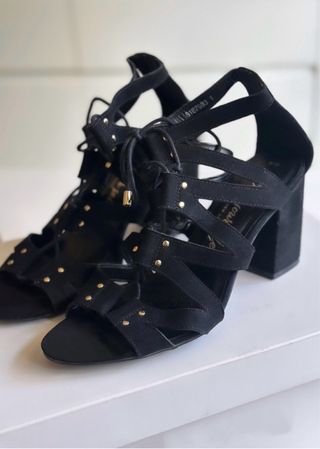 Sandalias de tacon negras con cordones