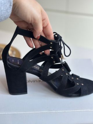 Sandalias de tacon negras con cordones