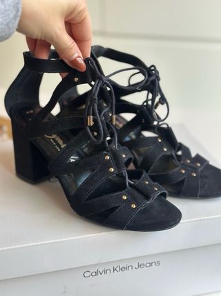 Sandalias de tacon negras con cordones