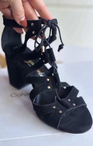 Sandalias de tacon negras con cordones