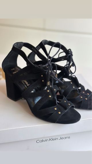 Sandalias de tacon negras con cordones