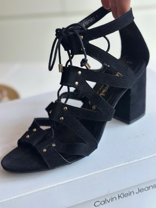 Sandalias de tacon negras con cordones