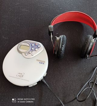 CD PORTÁTIL CON AURICULARES