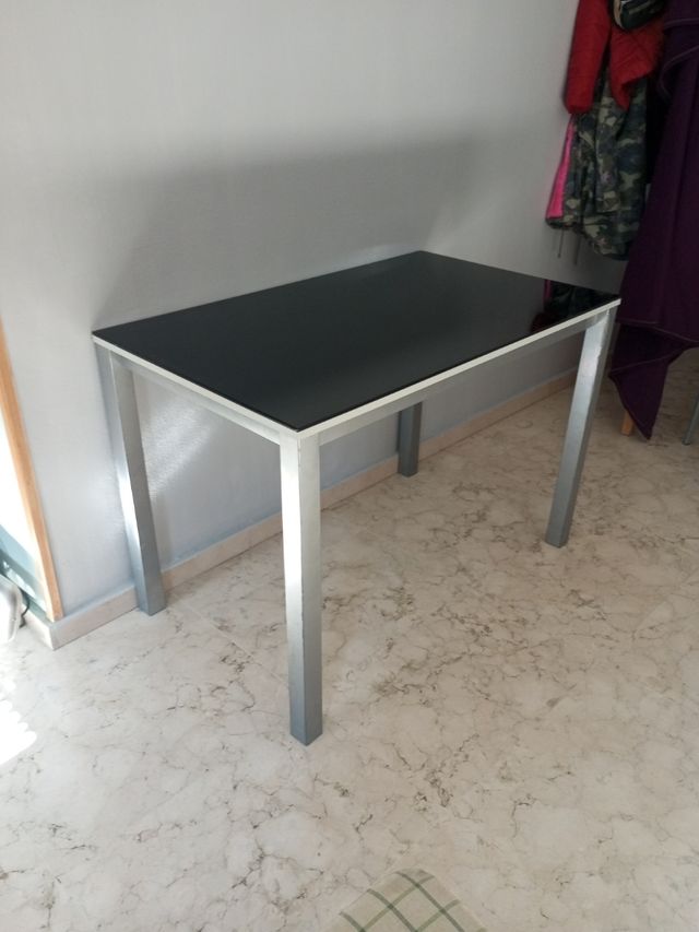 Mesa de comedor de metal y vidrio