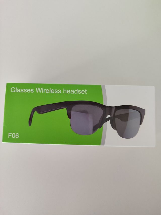 Carga USB ,con música ,llamadas por bluetooth .
