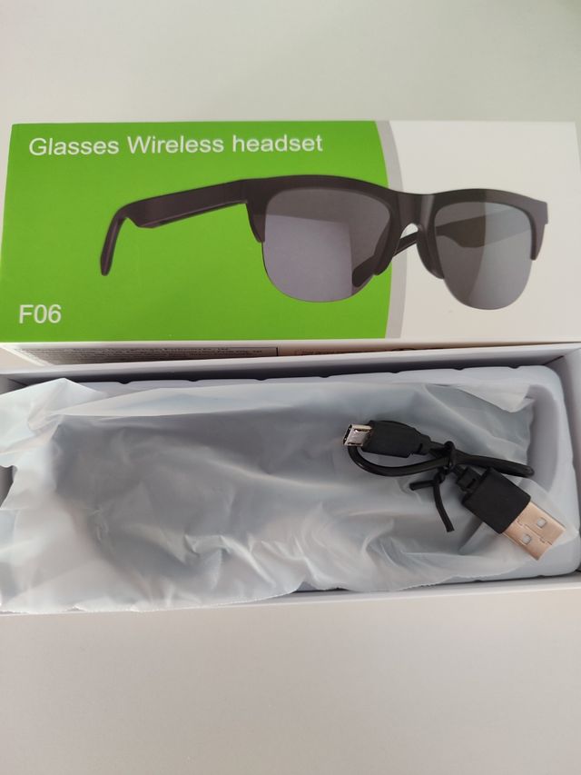 Carga USB ,con música ,llamadas por bluetooth .
