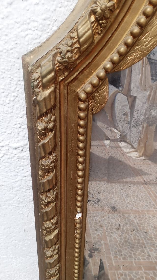 Espejo cornucopia en madera dorada