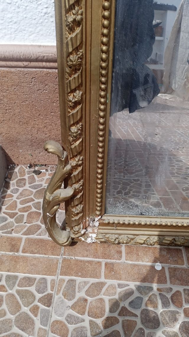 Espejo cornucopia en madera dorada