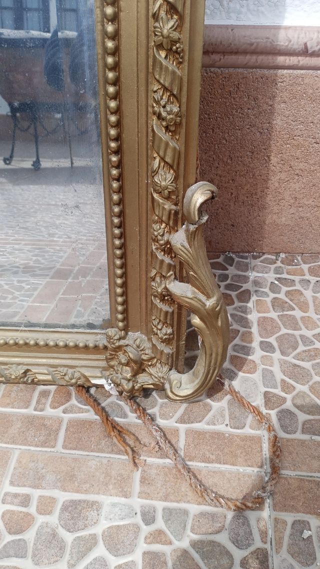 Espejo cornucopia en madera dorada