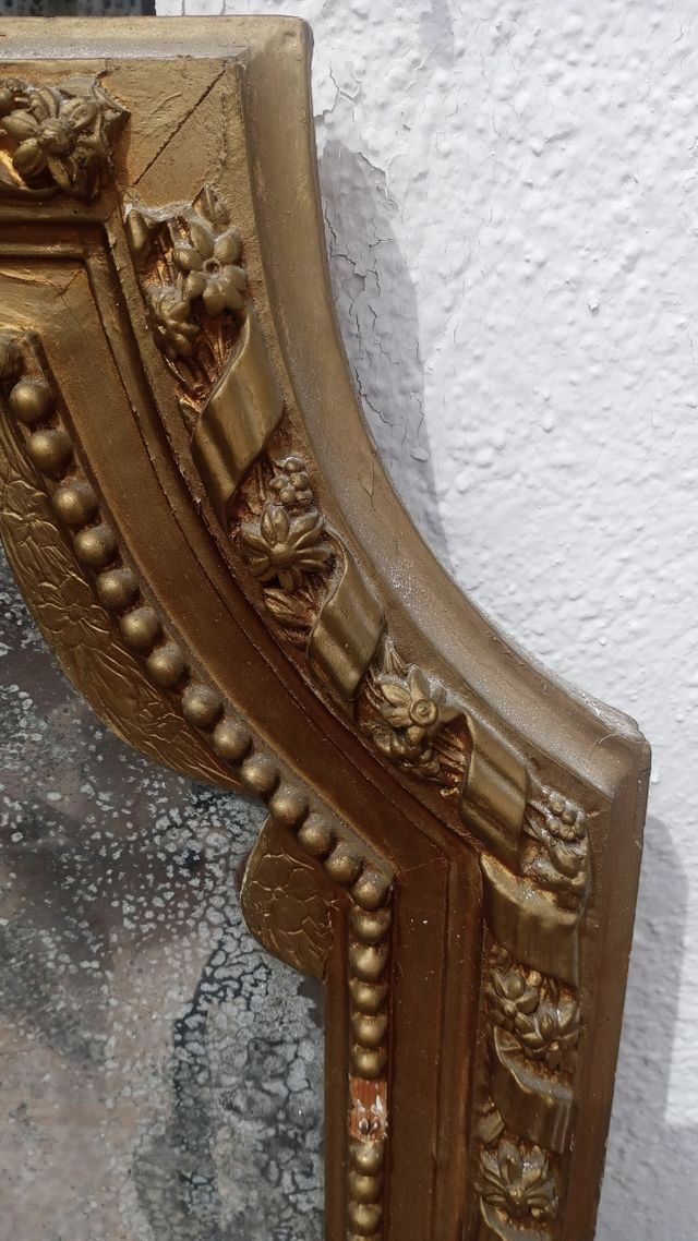 Espejo cornucopia en madera dorada