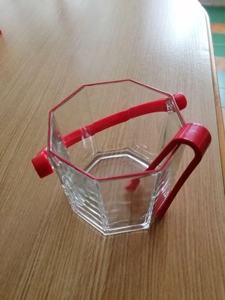 Cubitera con pinzas y jarra cristal de yoplait