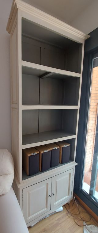 Librerie in legno patinato.