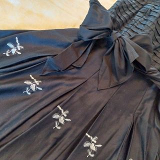 Vestido negro ceremonia bordado.