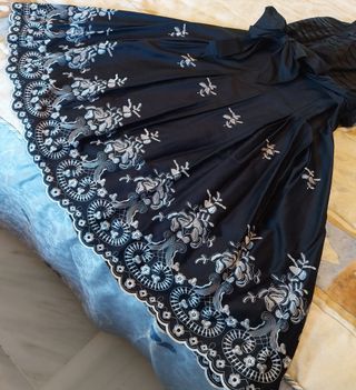 Vestido negro ceremonia bordado.