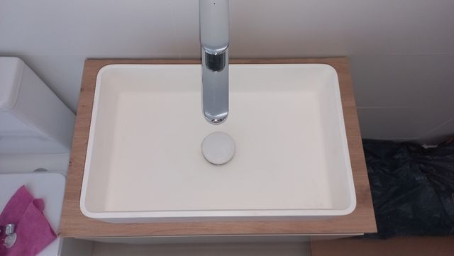 Lavabo y válvula