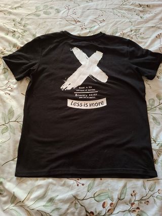 Camiseta negra niño less is more. 11-12y