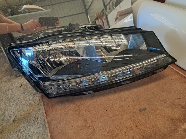 Faro delantero derecho skoda fabia III
