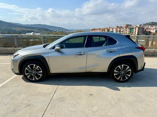 Lexus UX 2021