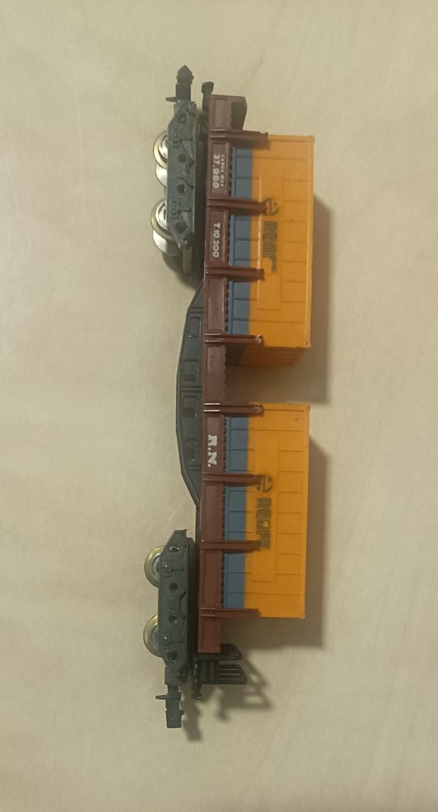 Locomotora y vagones de mercancías