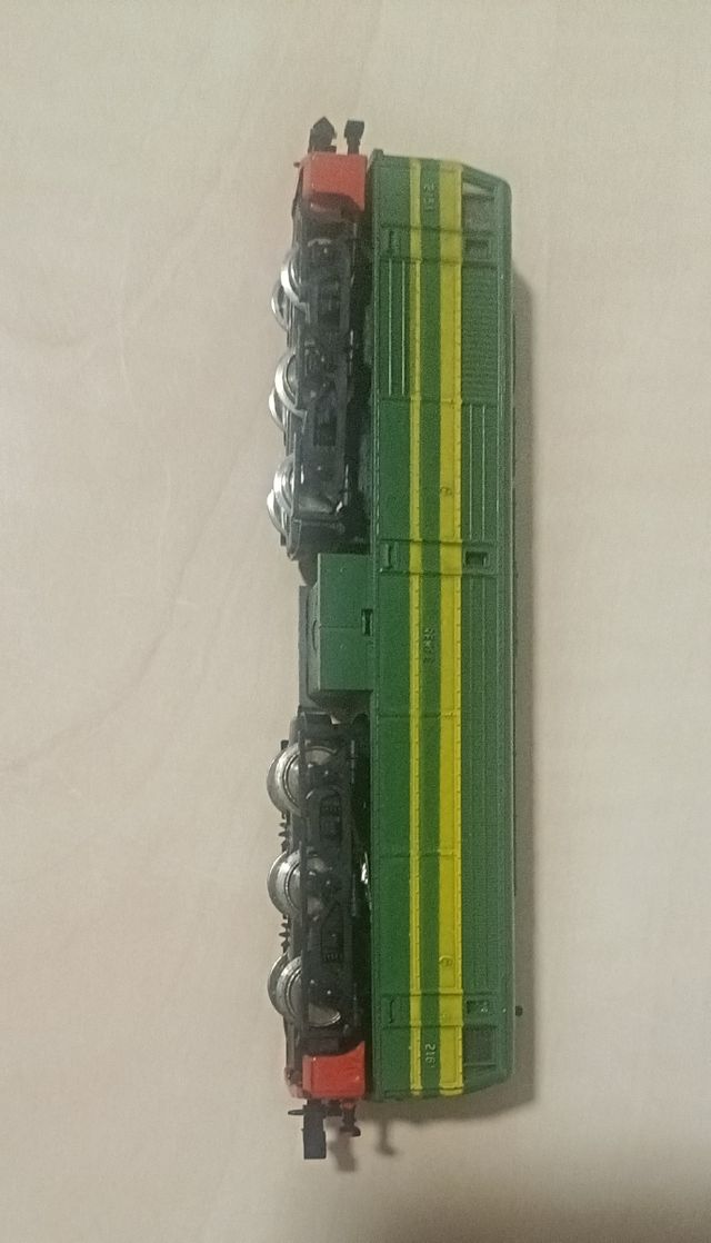 Locomotora y vagones de mercancías