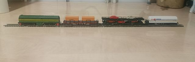 Locomotora y vagones de mercancías