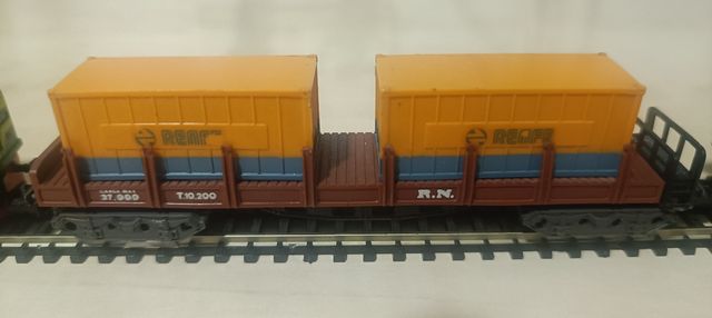 Locomotora y vagones de mercancías