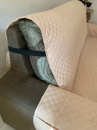 Elegante sofá chocolate con funda protectora beige