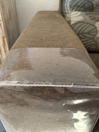 Elegante sofá chocolate con funda protectora beige