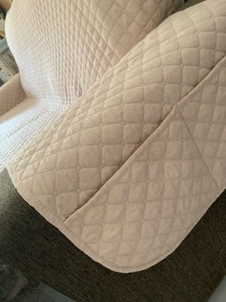 Elegante sofá chocolate con funda protectora beige