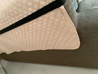 Elegante sofá chocolate con funda protectora beige