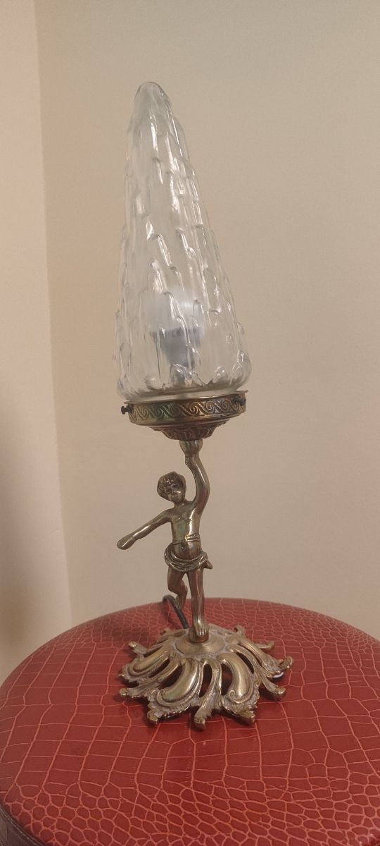 Lámpara antigua de bronce.