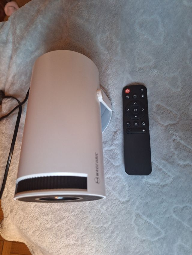 Proyector de pantalla magcubic