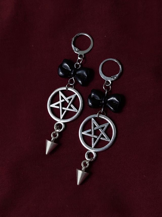 Pendientes de pentáculo con lazo negro en plata
