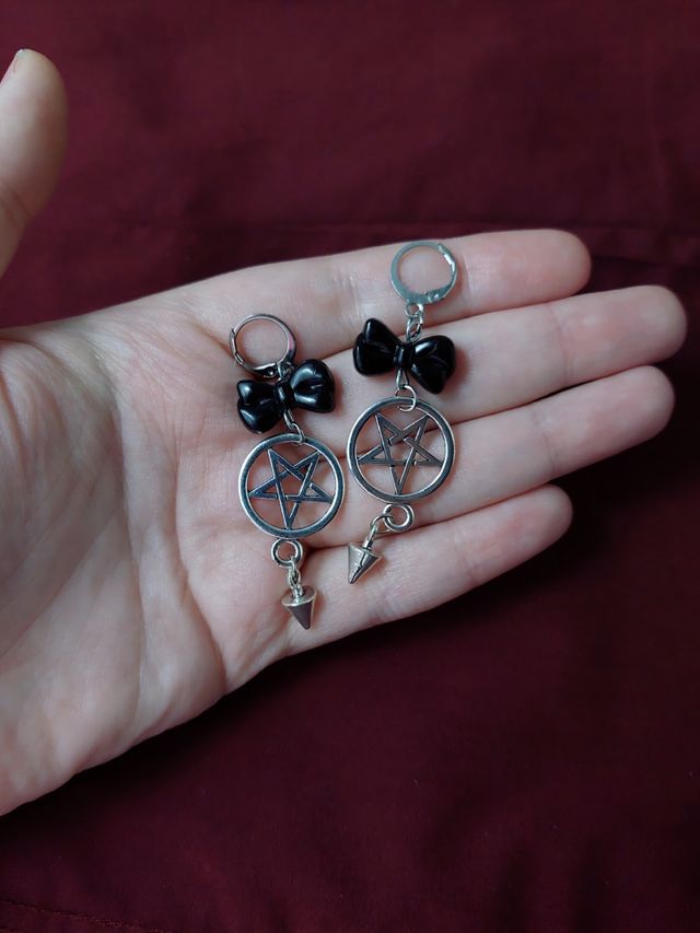 Pendientes de pentáculo con lazo negro en plata